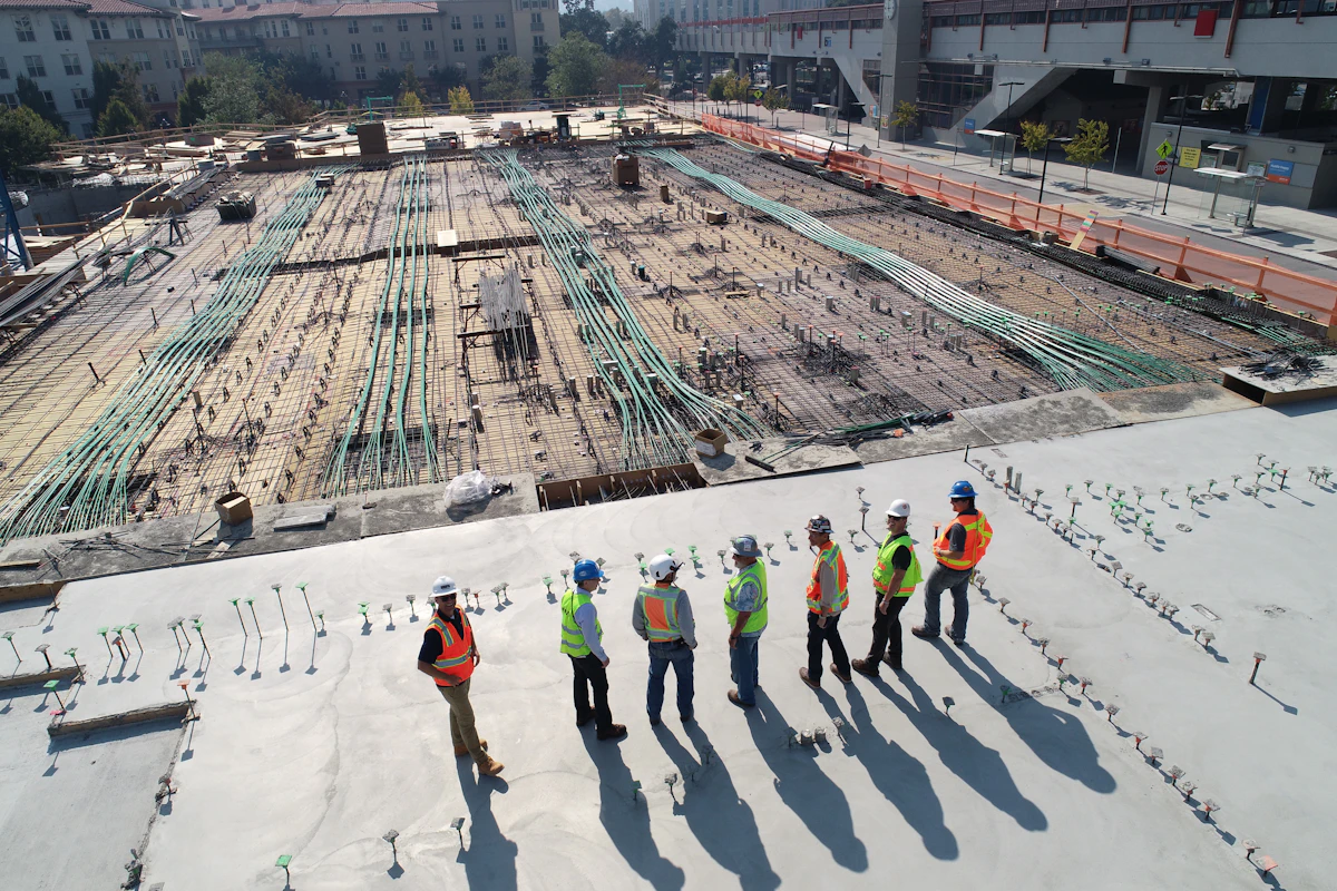 Echipă Scandavia Construct la lucrări de construcții